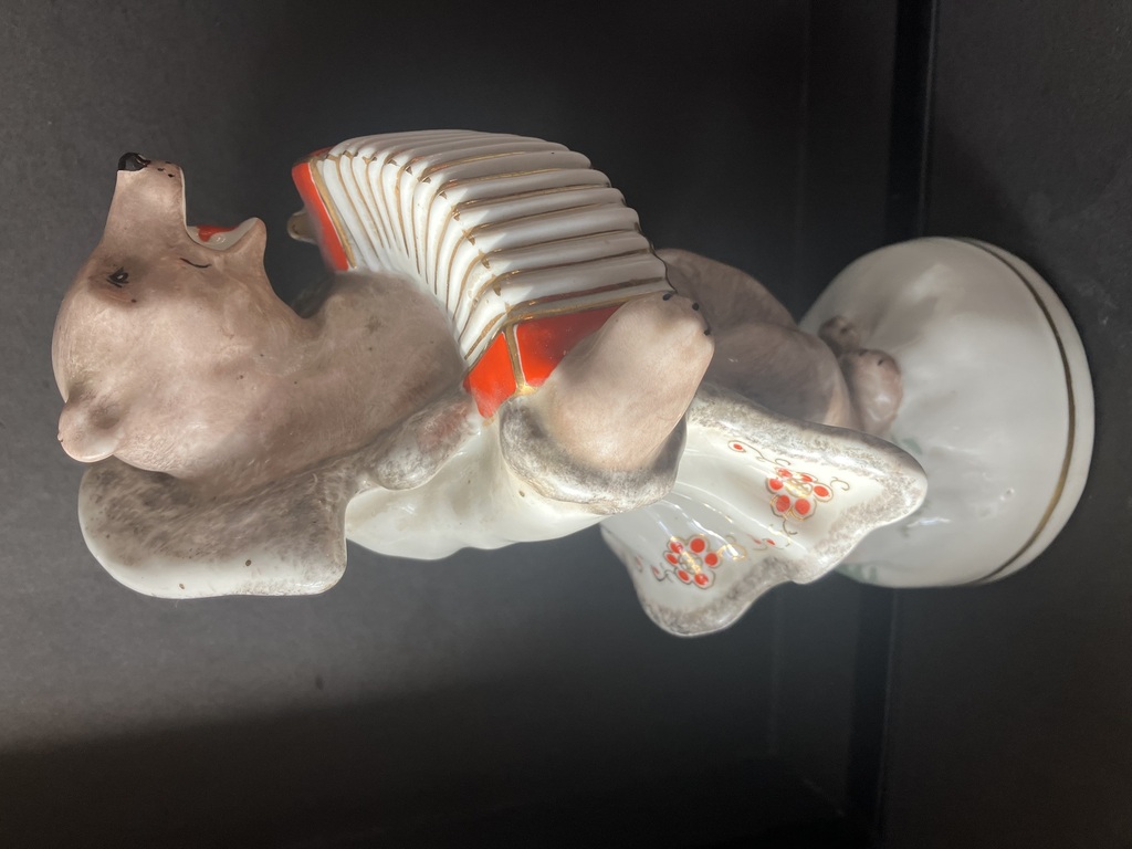 porcelain figure statuette bear with accordion