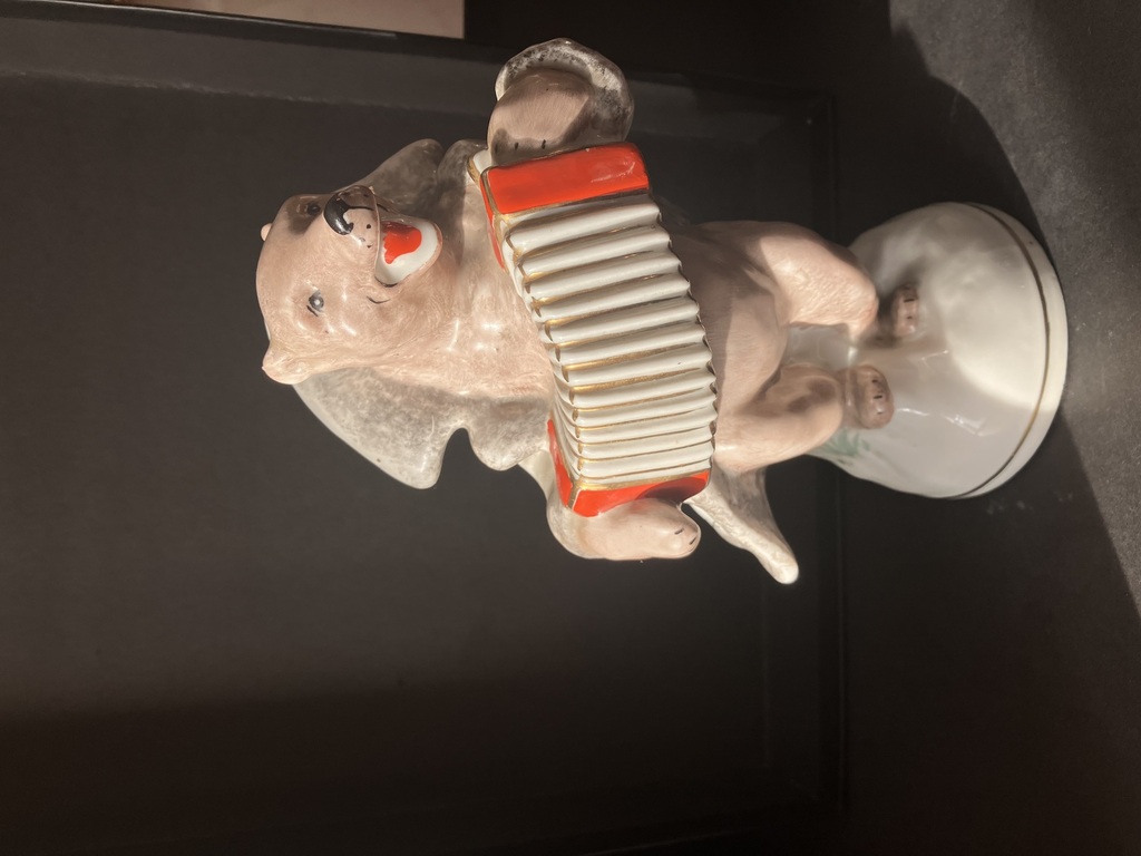 фарфоровая фигурка статуэтка медведь с гармошкой