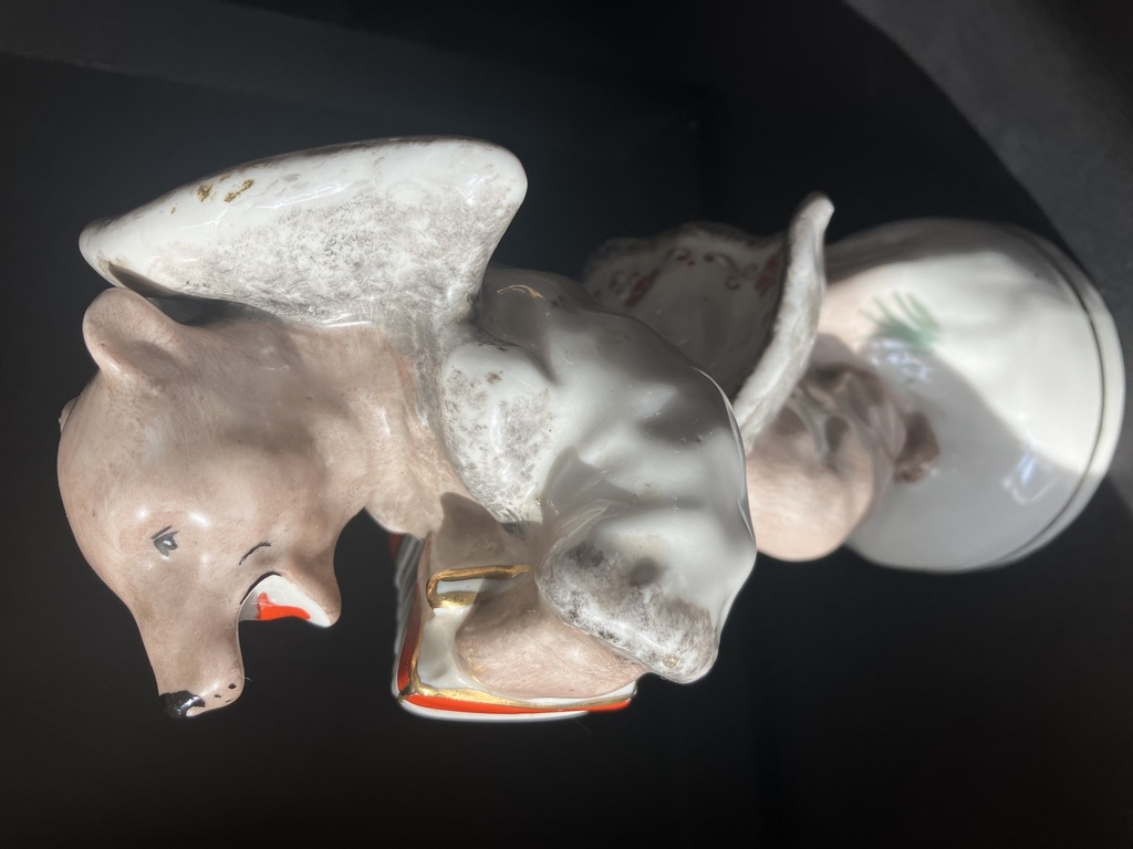 porcelāna figūra statuete lācis ar akardeonu