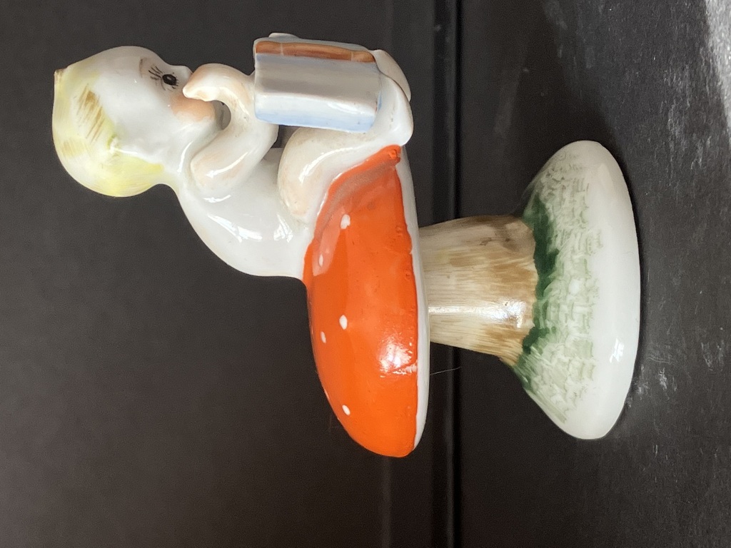фарфоровая статуэтка мальчик на грибе