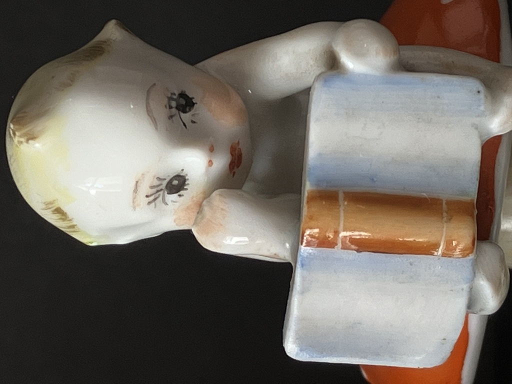 фарфоровая статуэтка мальчик на грибе