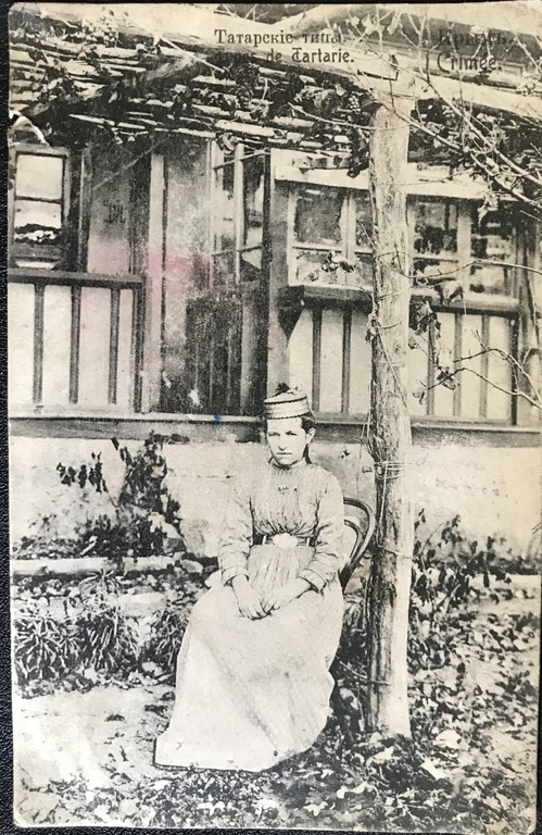 Tatāru sieviete tautastērpā pie mājas
