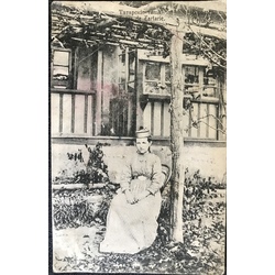 Tatāru sieviete tautastērpā pie mājas