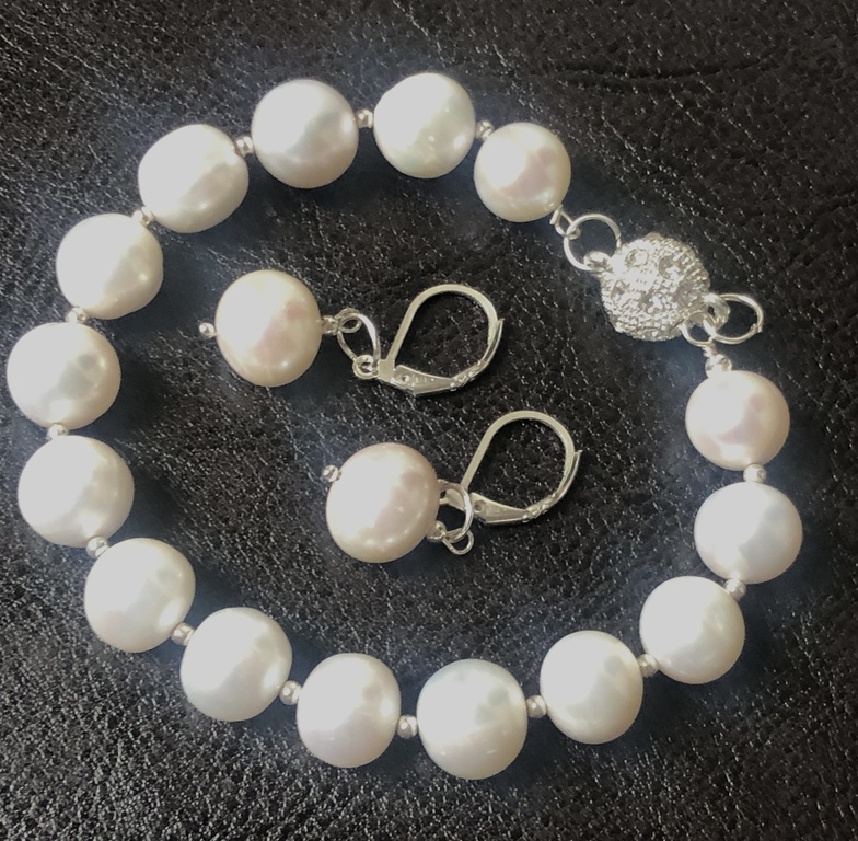 Bracelet and earrings with white freshwater pearls 8-9 mm and silver balls and magnetic closure with zircons
