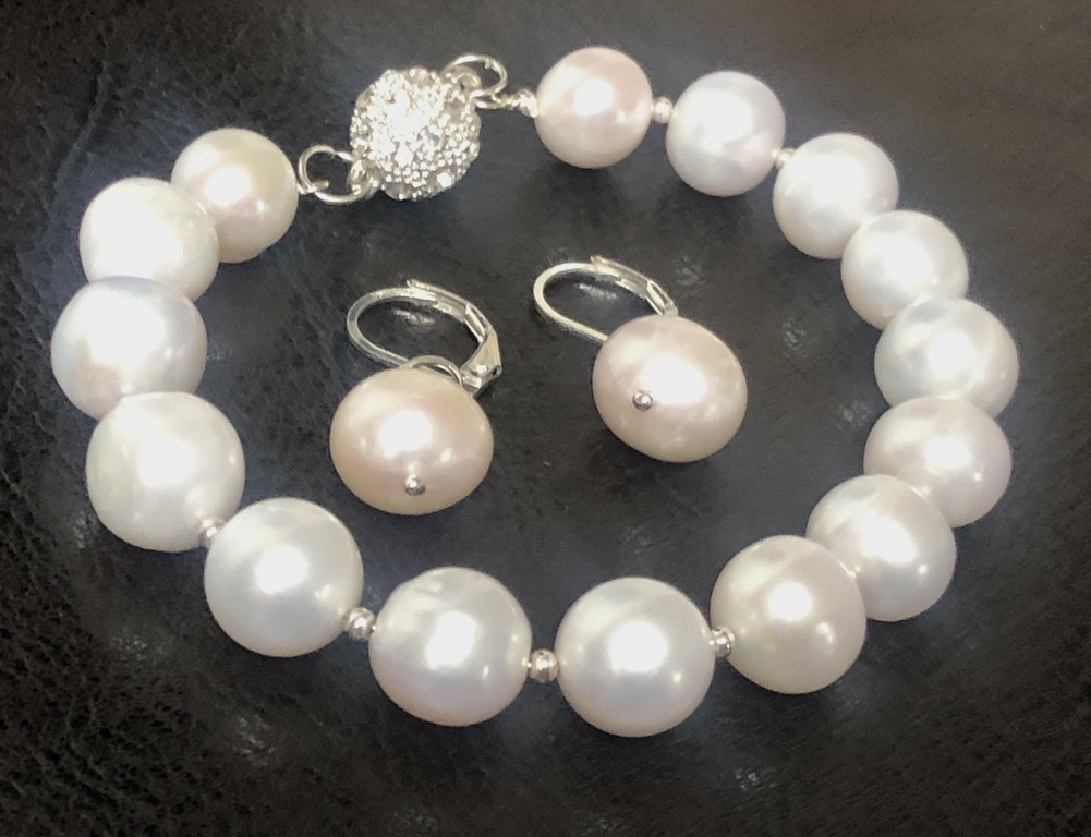 Bracelet and earrings with white freshwater pearls 8-9 mm and silver balls and magnetic closure with zircons