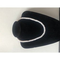 Ожерелье из белого пресноводного жемчуга с серебряной застежкой