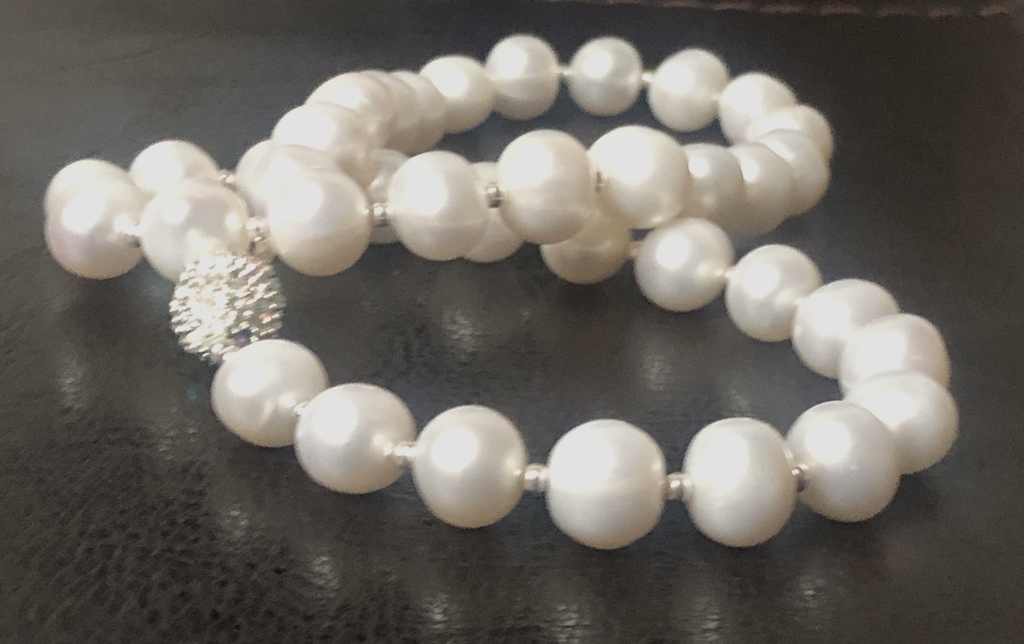 White freshwater pearl 8-9mm necklace with silver balls and magnetic clasp with zircons