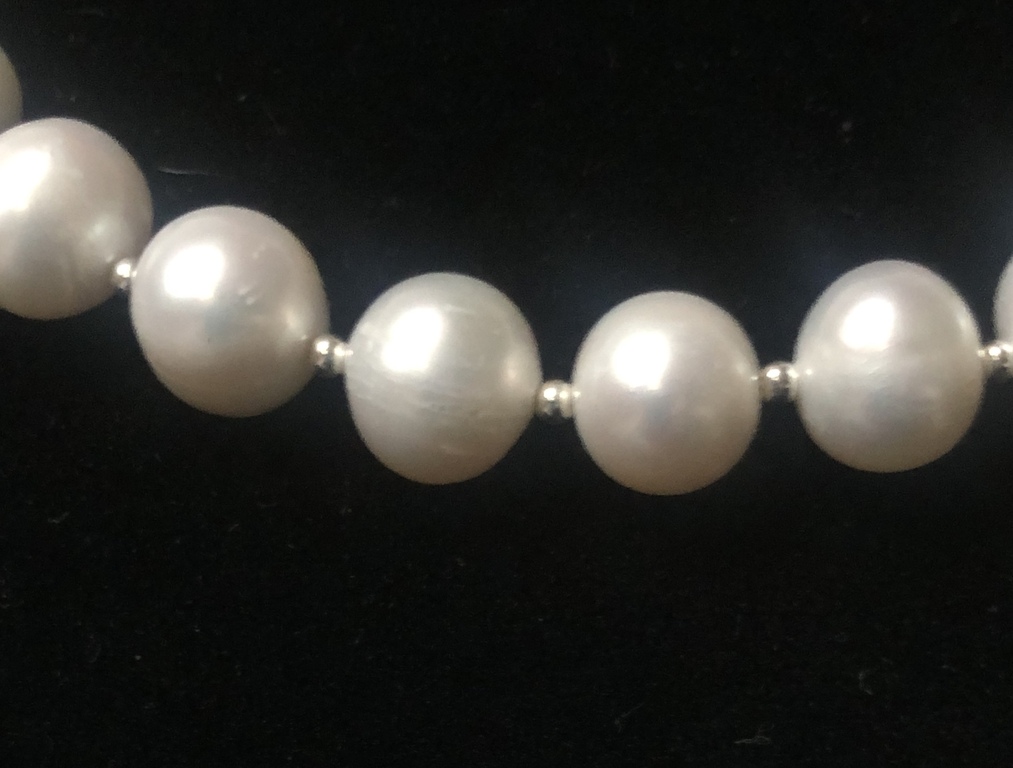 Balto saldūdens pērļu 8-9mm kaklarota ar sudraba bumbiņām un magnētisko aizdari ar cirkonijiem  