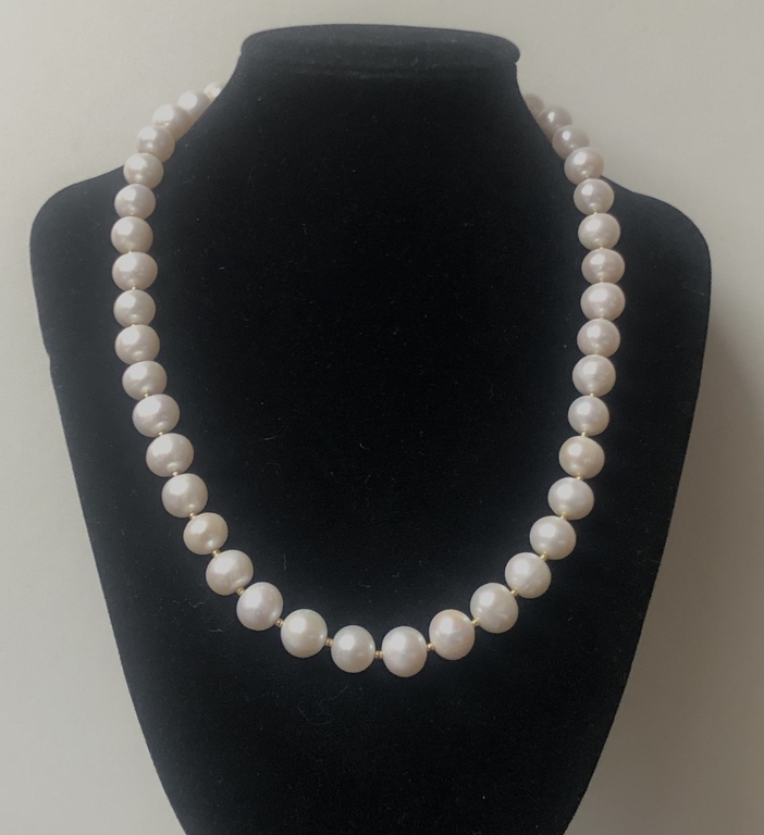 White freshwater pearl necklace with circobia clasp