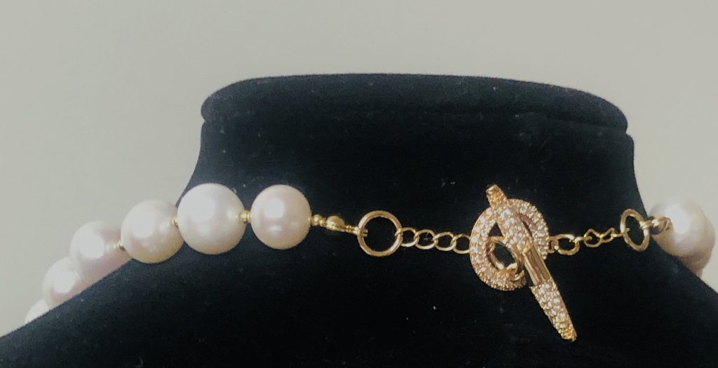 Balto saldūdens pērļu kaklarota ar cirkoniju aizdari 