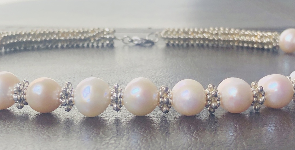 White freshwater 9-10mm pearl necklace with metal elements