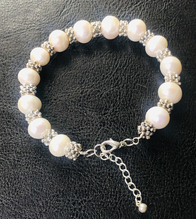 White freshwater pearl 9-10mm bracelet with metal elements