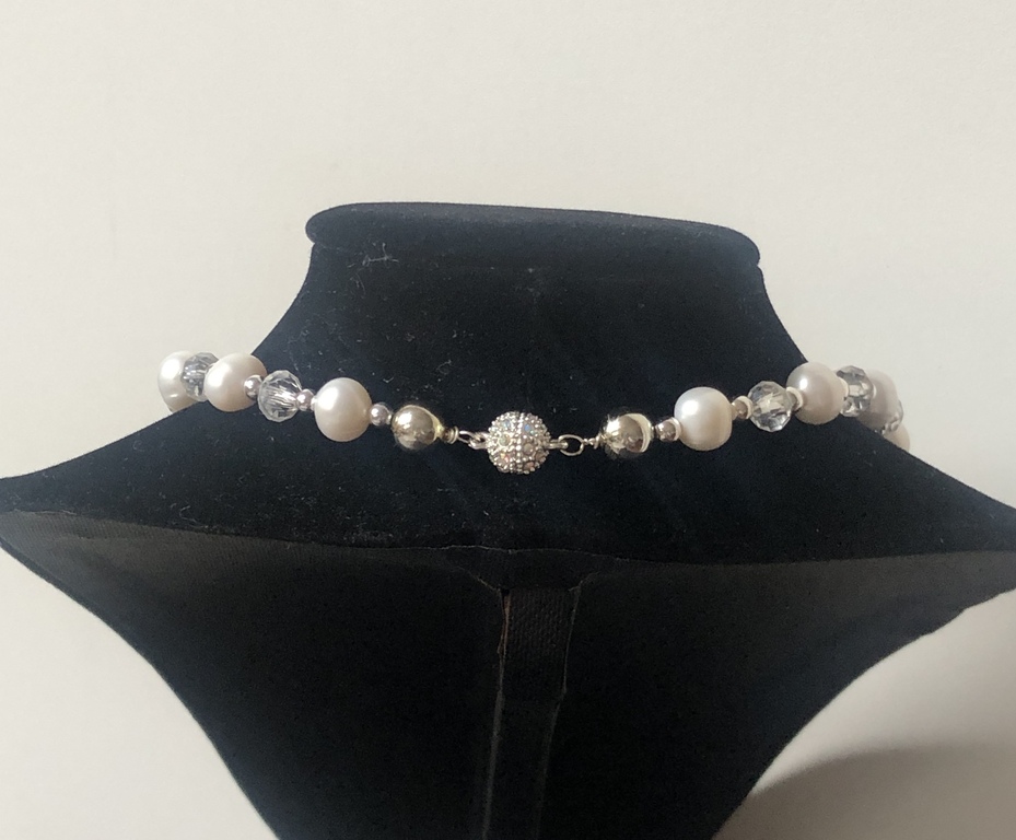 Balto saldūdens pērļu kaklarota ar kristāliem un citiem metal elementiem 