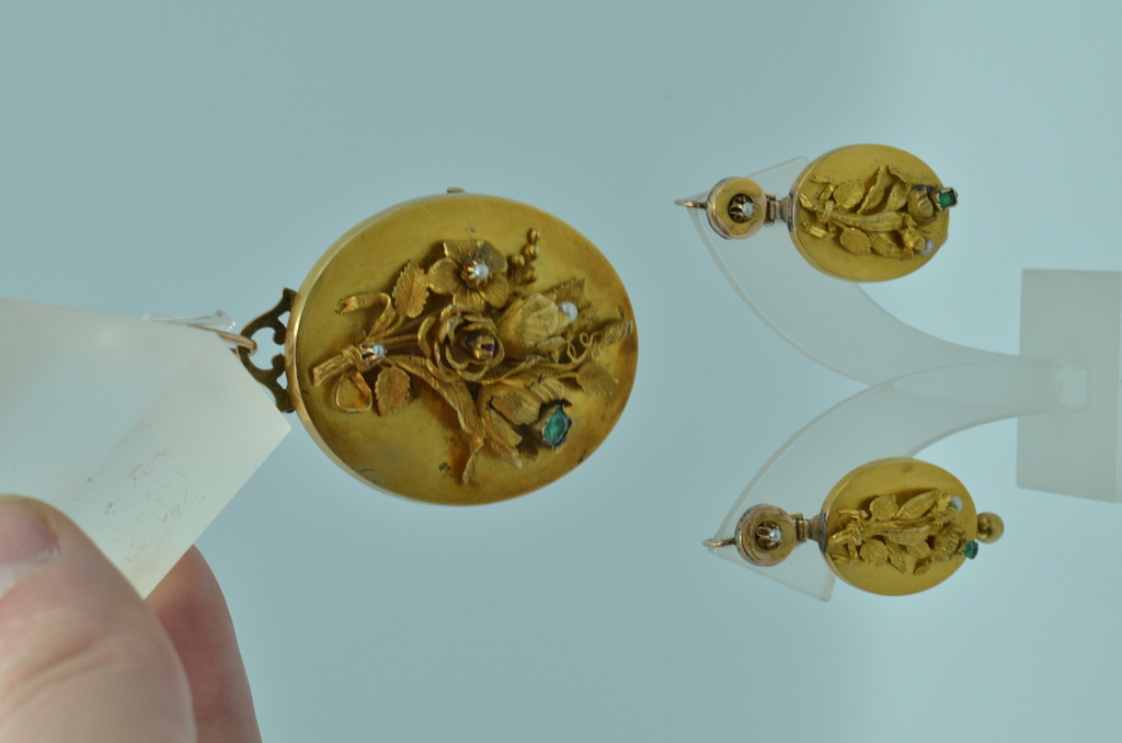 19. gs. 56. proves zelta rotu komplekts ar smatagdiem un pērlēm