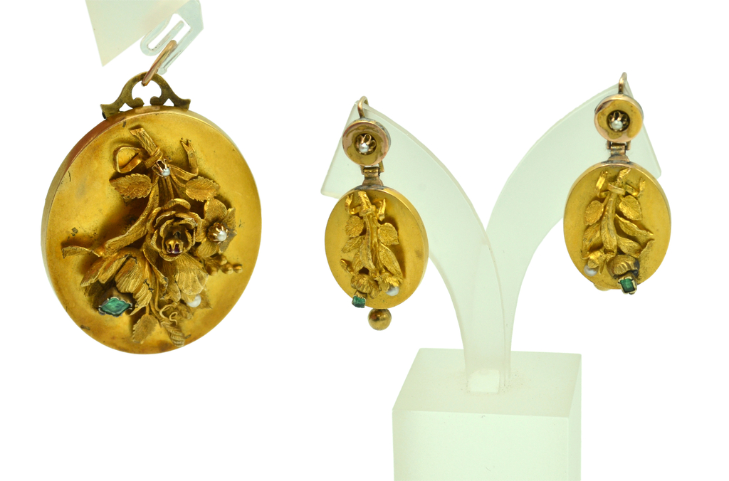 19 век 56. Комплект золотых украшений с заклепками и жемчугом
