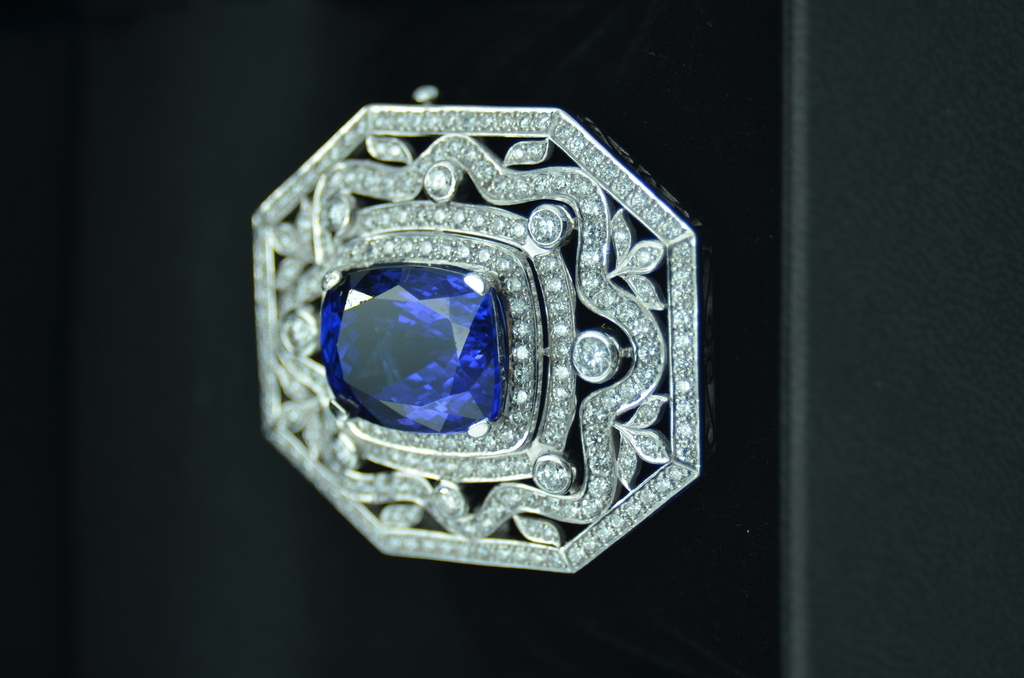 White gold brooch and earrings with tanzanites