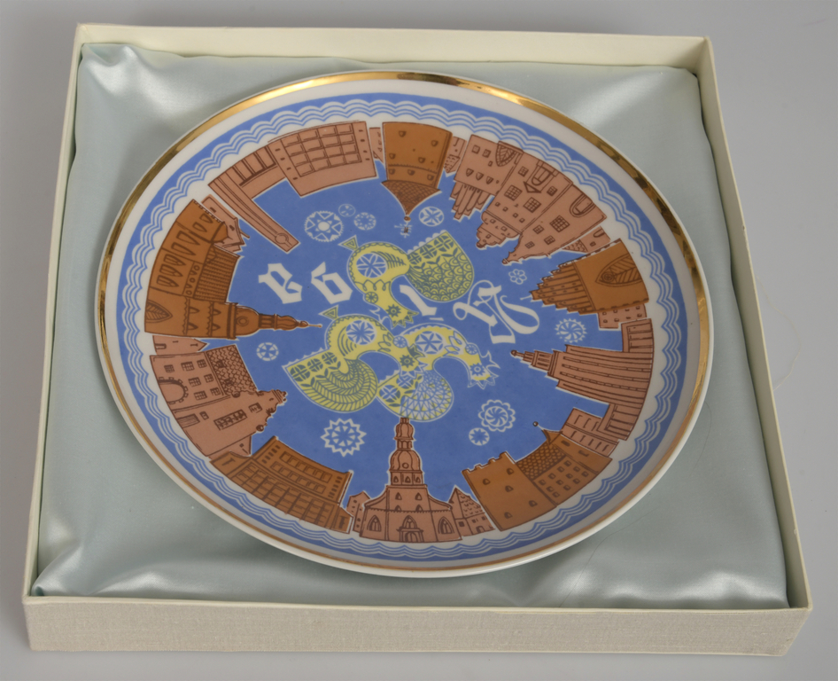 Расписная декоративная фарфоровая тарелка