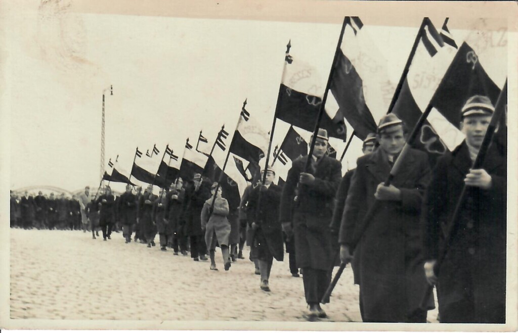 Рига. Большой парад ''Мазпулки'' в Даугавмале. Kонец 1930-х годов.