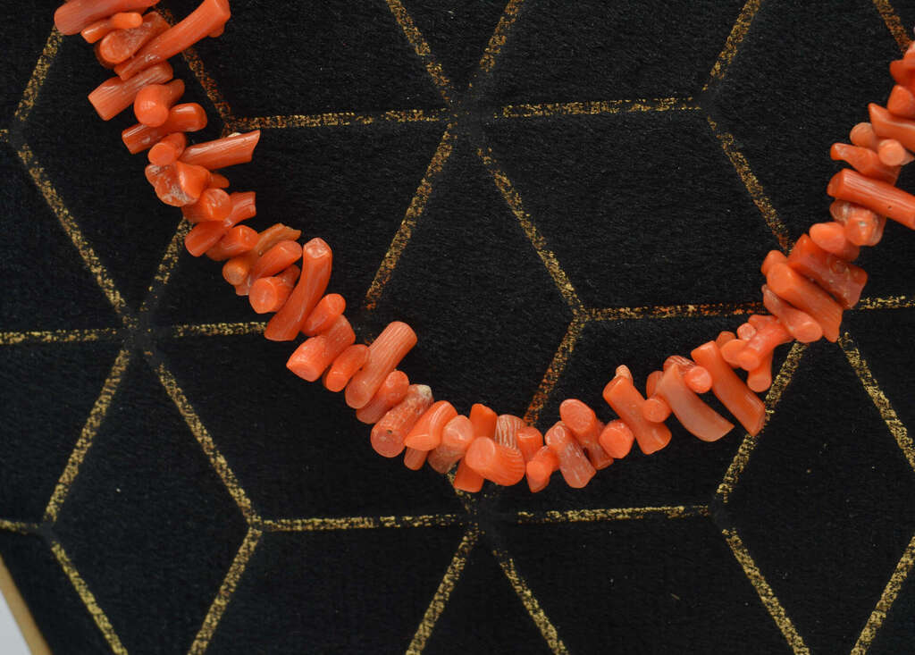 Natural coral beads with 585' gold clasp