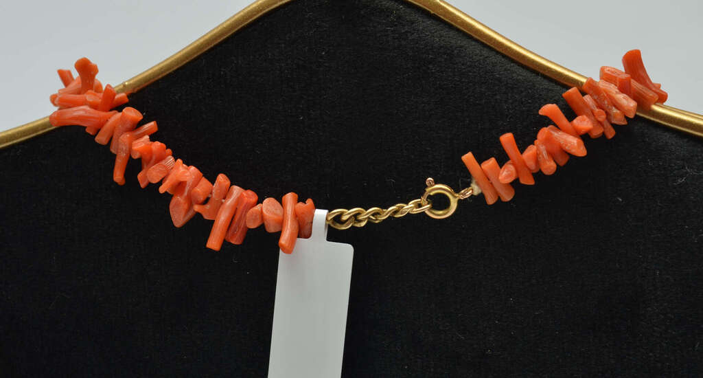 Natural coral beads with 585' gold clasp