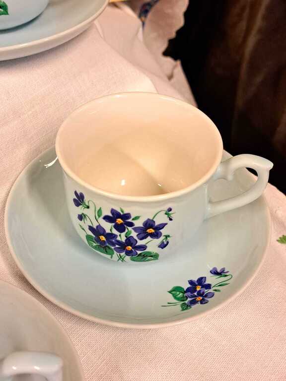 Нежный, элегантный чайно-кофейный сервиз для завтрака с весенними фиалками
