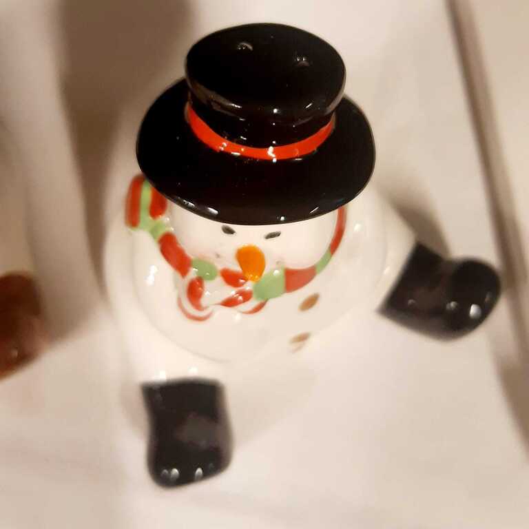 Porcelain salt shaker and pepper shaker 