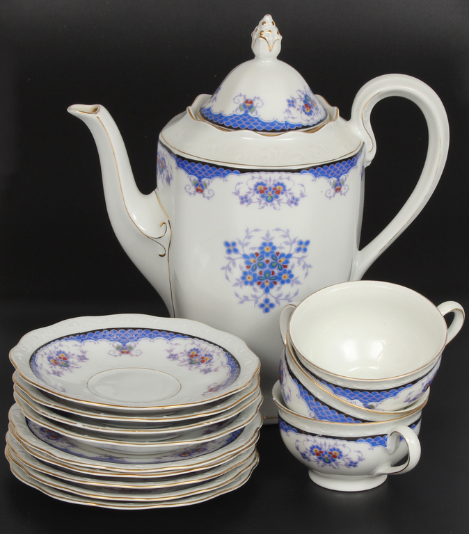 Incomplete porcelain coffee set for three persons