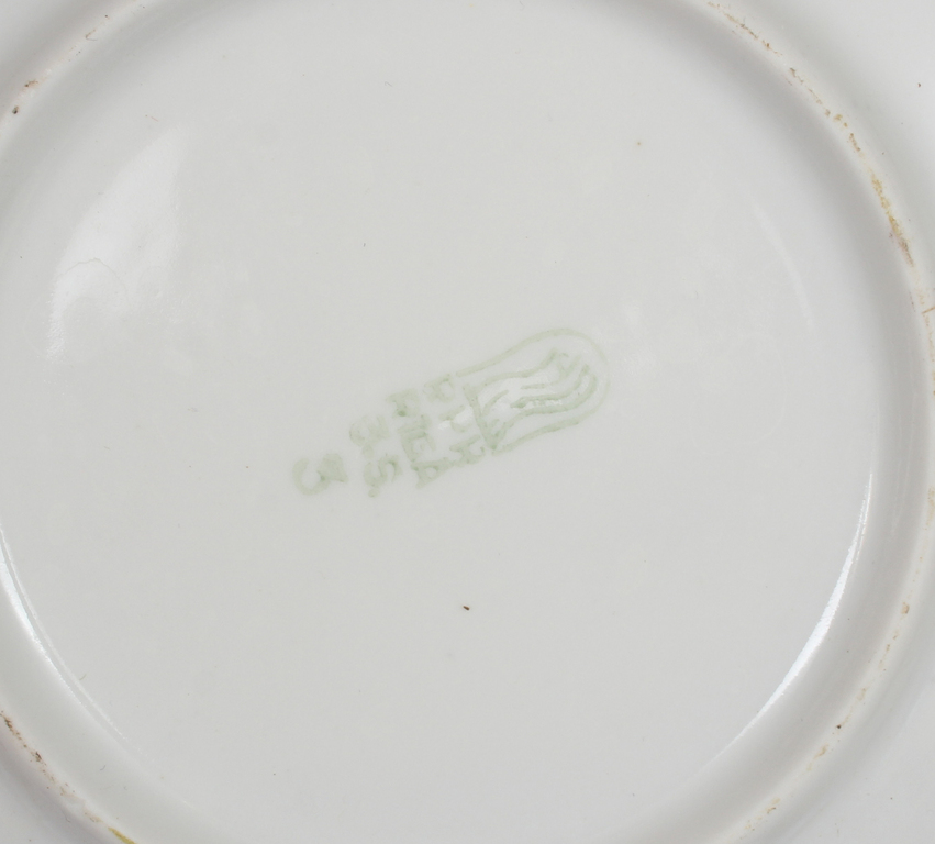 Porcelain dishes with plates (4 pcs.)