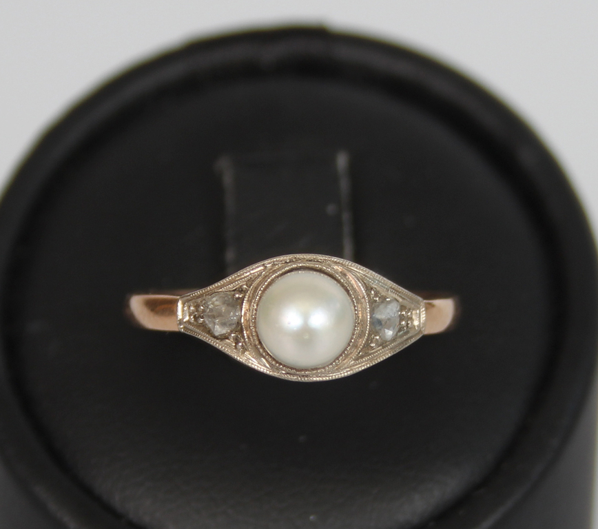 Gold ring with diamonds and pearl