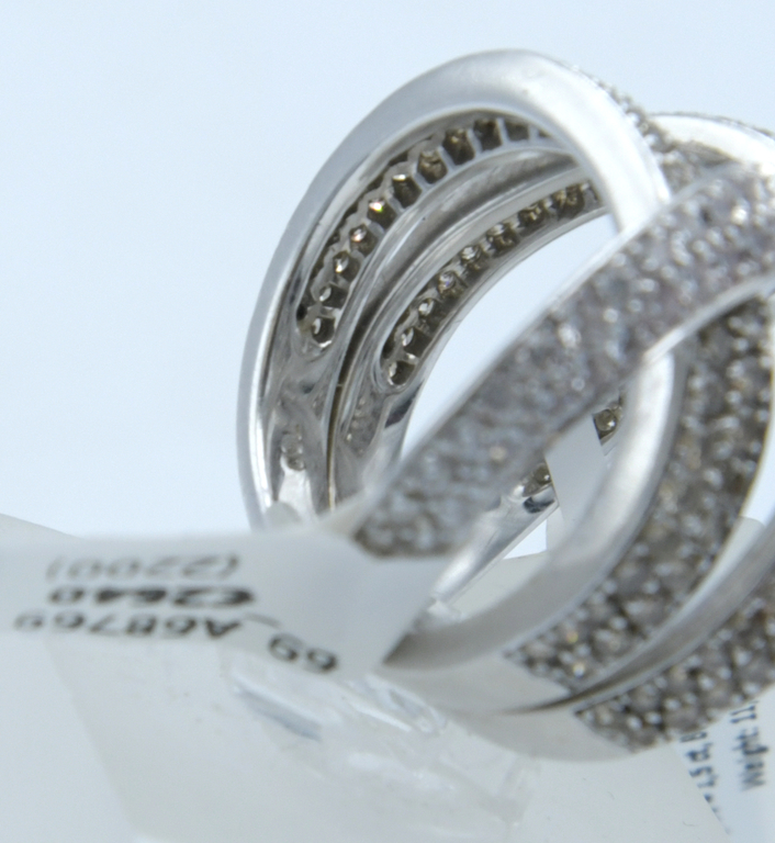 Золотое кольцо с 50 бриллиантами и 108 коричневыми бриллиантами