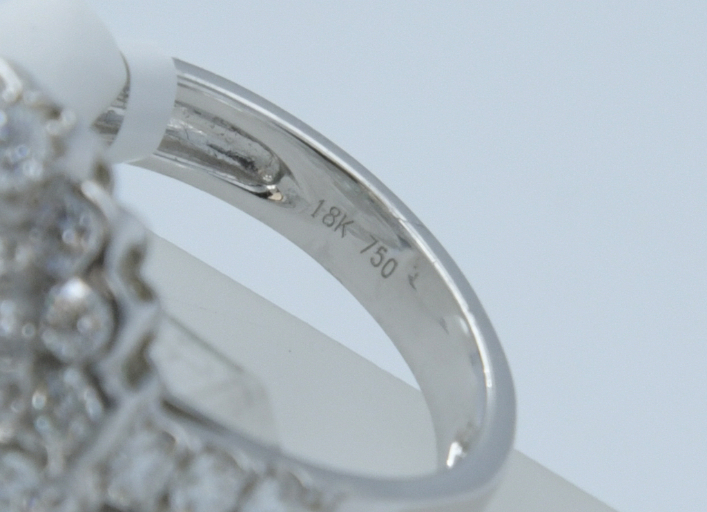 Кольцо из белого золота с изумрудом и бриллиантами