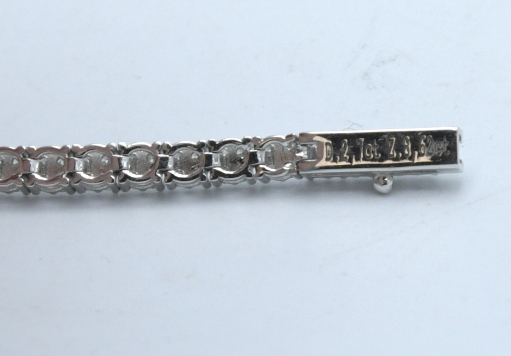 White gold bracelet with diamonds and sapphire