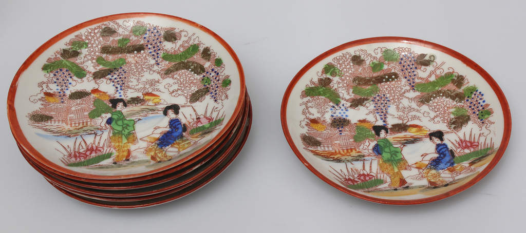 Nepilna porcelāna servīze ar Japānas motīvu