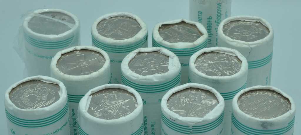 12 пачек памятных монет Украины номиналом 10 гривен.