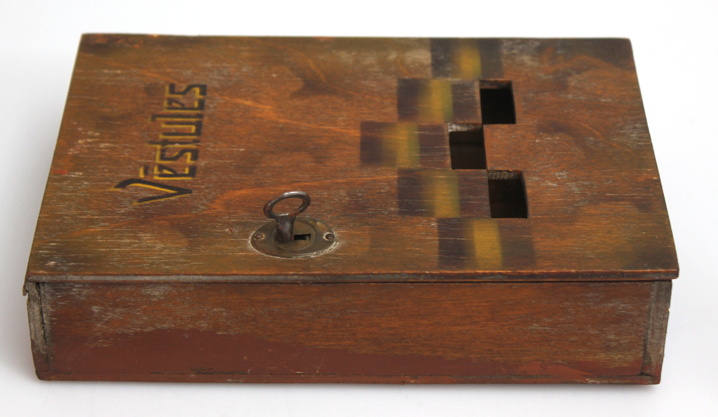 Деревянный почтовый ящик с ключом 