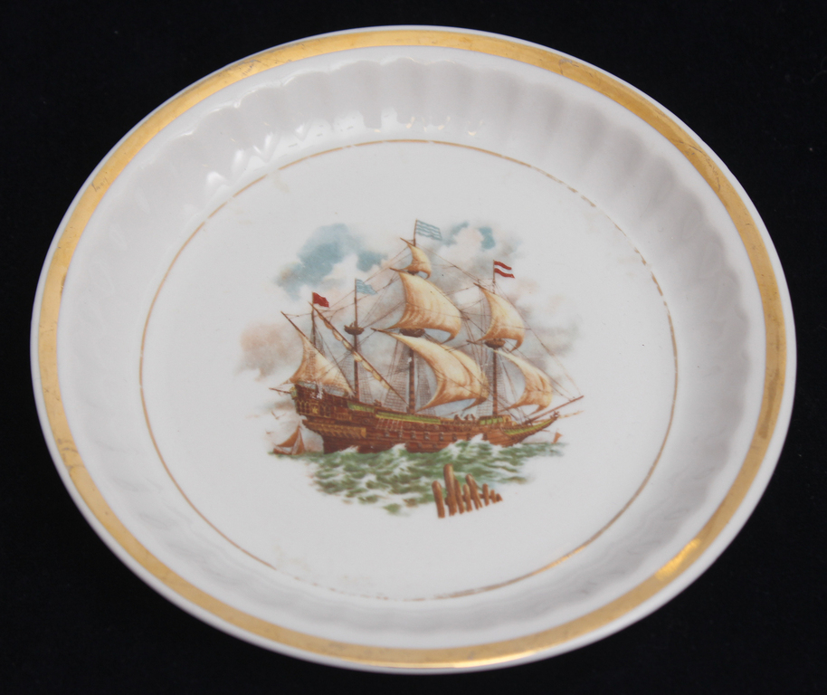 Porcelain plates with a very rare decal (5 pcs)