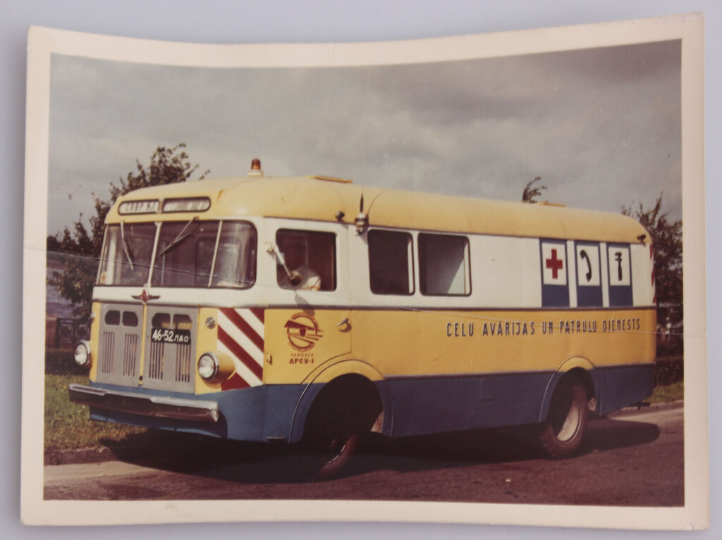 Krāsainā fotogrāfija ''Autobuss''