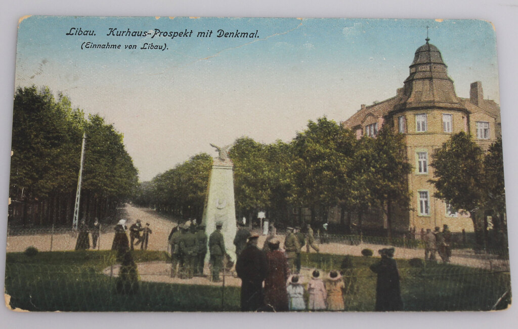 Postcard ''Libau. Kurhaus-Prospekt mit Denkmal''