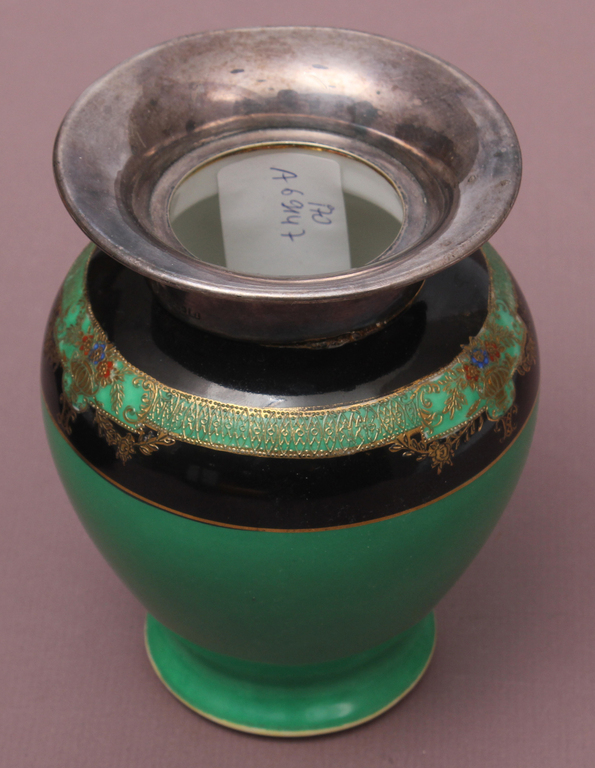 Фарфоровая ваза с серебряной отделкой