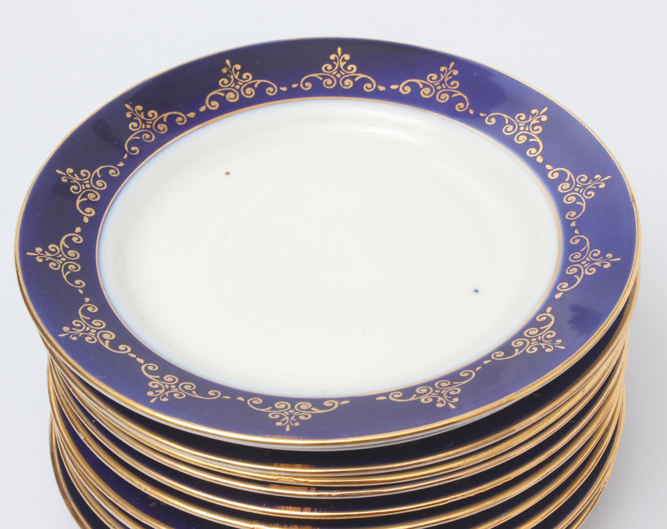 Porcelain serving plates (14 pcs.)