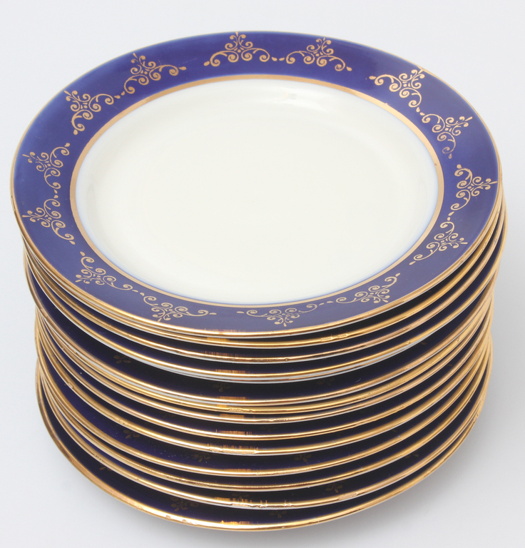 Porcelain serving plates (14 pcs.)