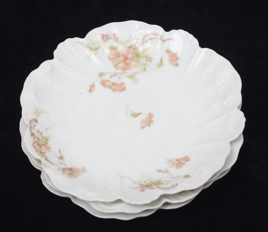Porcelain plates (3 pcs)