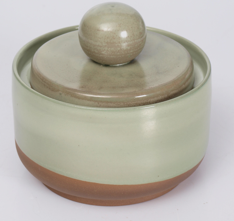 Ceramic utensil with the lid