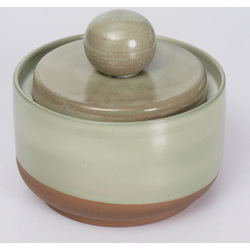 Ceramic utensil with the lid