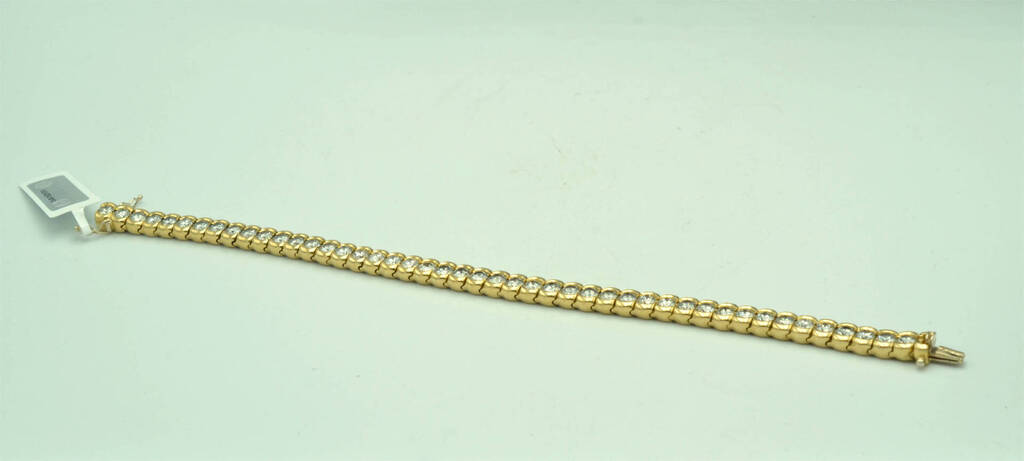 Gold bracelet with 46 natural diamonds