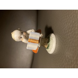 фарфоровая статуэтка Мальчик на грибе читает книгу Фабрика Кузнецова
