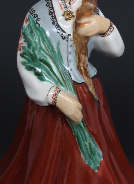 Фарфоровая статуэтка ''Девушка с цветами''