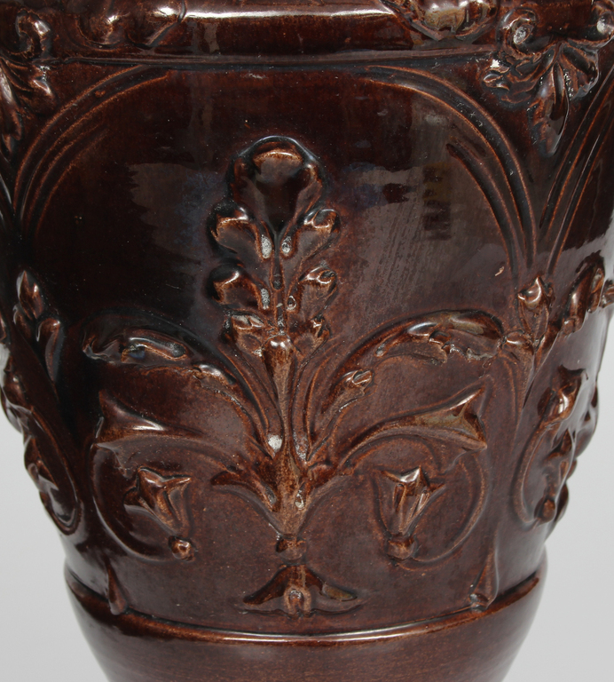 Керамическая ваза с народным мотивом