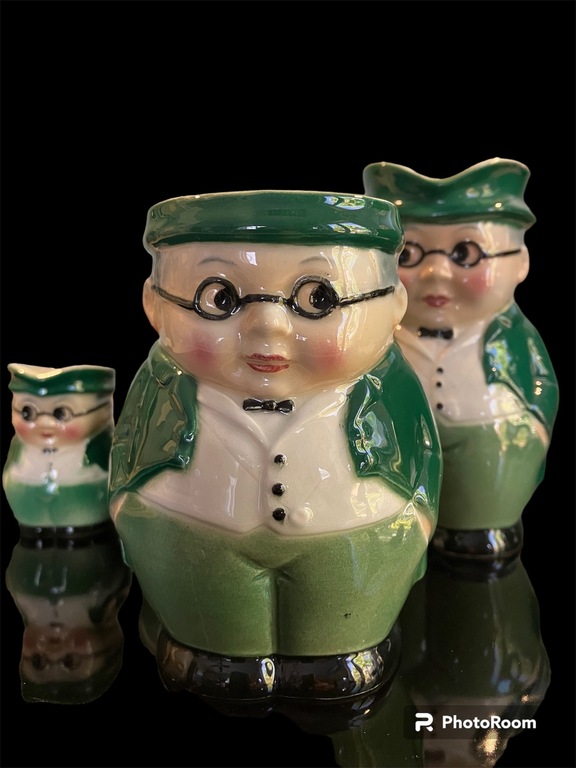 porcelāna kanniņu kolekcija briļļainais vīrs zaļājā jakā MR Pickwik . ražots Vācijā Goebel
