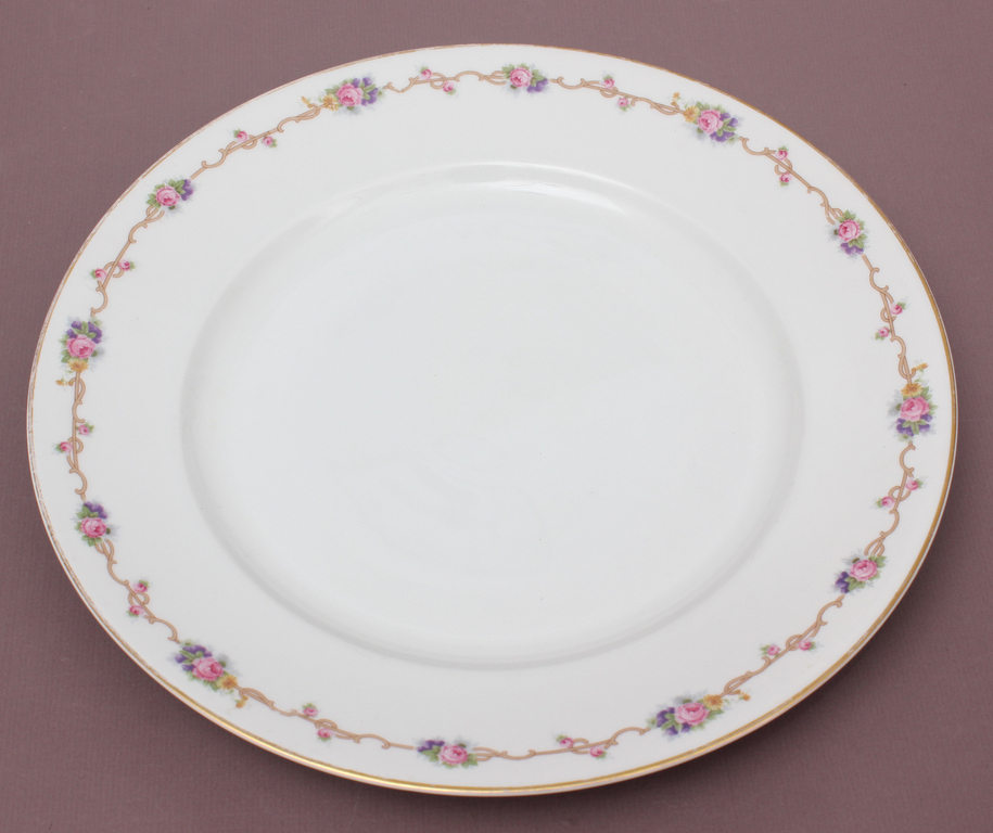 Porcelāna servējamais šķīvis 